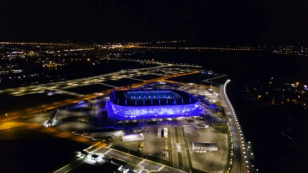 Rosja, Kaliningrad - 20 września 2018: Aerial noc widok Stadion Kaliningrad – stadion piłkarski w mieście Kaliningrad, zbudowany w 2018 meczów Mistrzostw Świata Fifa 2018, od Drone — Zdjęcie stockowe