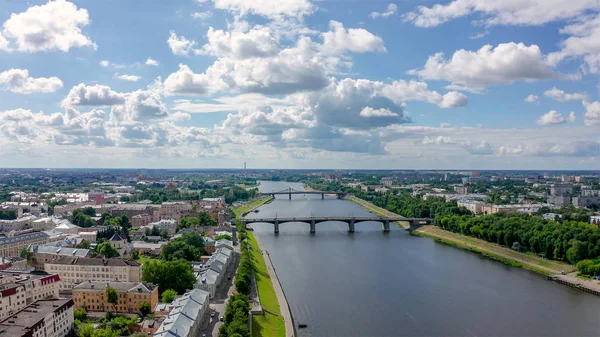 Panorama města Tver v Rusku. Letecký pohled. Volga, řeka od Drone — Stock fotografie