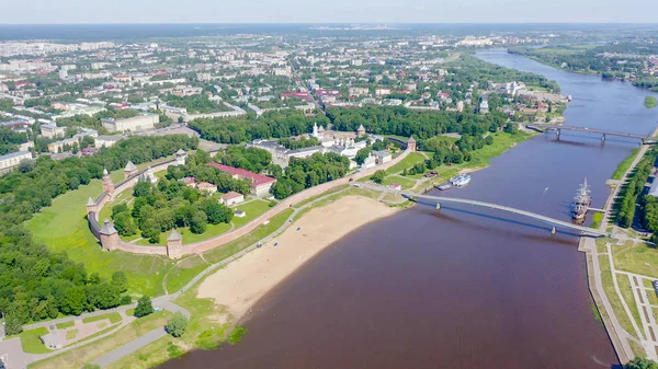 Veliky Novgorod, Russia. Novgorod Kremlin (Detinets), Volkhov River. Flight over the city, From Drone — Stock Photo, Image