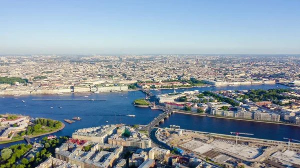 São Petersburgo, Rússia. Rio Neva. Vista aérea panorâmica. Cuspo de Ilha de Vasilyevsky, Ponte de Birzhevoy, De Drone — Fotografia de Stock