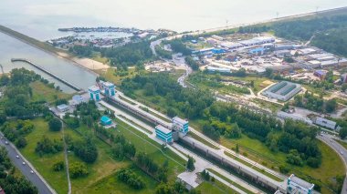 Novosibirsk hidroelektrik santrali Ob Nehri üzerinden Dron üzerinde nakliye ağ geçidi 