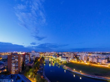 Kaliningrad akşam ışıklar. Nehir Pregolya, Fi çıkabilir