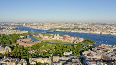 Saint-Petersburg, Rusya. Neva Nehri. Hare Adası ve Artelery Adası'nın panoramik havadan görünümü. Peter-Pavel'in Kalesi. Trinity köprüsü, Drone'dan 