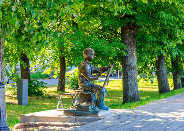 Великий Новгород, Россия - 19 июня 2019 года: Памятник "Молодой художник
"