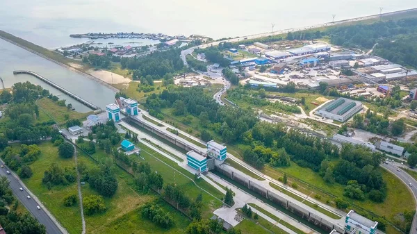 Доставка шлюз Новосибірськ гідроенергетичного електростанції на річці Обі, від Dron — стокове фото
