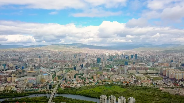Mongólia, Ulaanbaatar Panorama da cidade a partir de uma visão do olho do pássaro em tempo nublado, De Drone — Fotografia de Stock