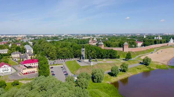 Veliky Novgorod, Rússia. Monumento à Vitória. Novgorod Kremlin (Detinets), rio Volkhov, a partir de Drone — Fotografia de Stock