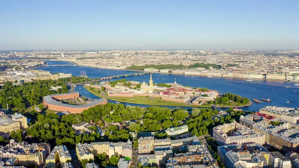 San Petersburgo, Rusia. Río Neva. Vista aérea panorámica de la isla Hare y la isla Artelery. La fortaleza de Peter-Pavel. Puente de la Trinidad, desde el dron — Foto de Stock