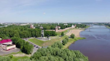 Veliky Novgorod, Rusya. Zafer anıtı. Novgorod Kremlin (Detinets), Volkhov Nehri. 4K