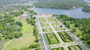 Stockholm, İsveç - 23 Haziran 2019: Drottningholm. Drottningholms Slott. Çin pavyonu, tiyatrosu ve bahçeleri ile iyi korunmuş kraliyet konağı. 4k