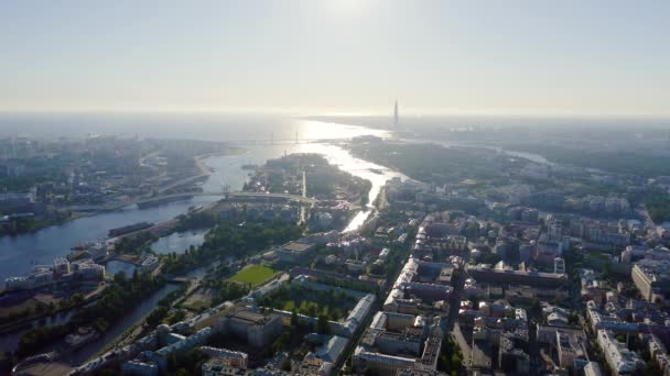 Petersburg, Rosja. Rzeka Neva. Panoramiczny widok z powietrza. Betancourt Bridge, Western High Speed Diameter, centrum Lakhta. Główna siedziba Gazpromu. 4K — Wideo stockowe