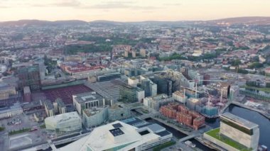 Oslo, Norveç. Gün batımında şehir merkezinin panoramik görüntüsü. Tren istasyonunda. 4K