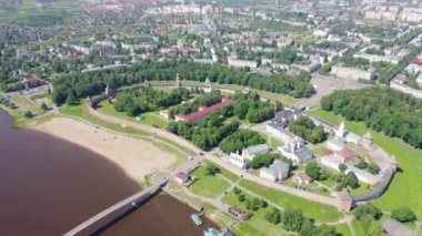 Veliky Novgorod, Rusya. Novgorod Kremlin (Detinets), Volkhov Nehri. Şehrin üzerinde uçuş. 4K