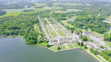 Stockholm, İsveç - 23 Haziran 2019: Drottningholm. Drottningholms Slott. Çin pavyonu, tiyatrosu ve bahçeleri ile iyi korunmuş kraliyet konağı. 4k