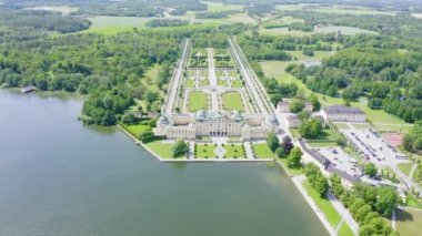 Stockholm, İsveç - 23 Haziran 2019: Drottningholm. Drottningholms Slott. Çin pavyonu, tiyatrosu ve bahçeleri ile iyi korunmuş kraliyet konağı. 4k