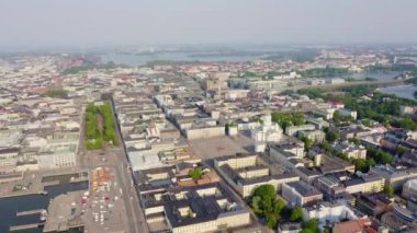 Helsinki, Finlandiya. Şehir merkezinin hava manzarası. Helsinki Katedrali. Senato karesi. Pazar Meydanı. 4K