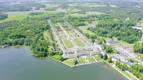 Sztokholm, Szwecja-23 czerwca 2019: Drottningholm. Drottningholms Slott. Dobrze zachowana rezydencja królewska z chińskim pawilonem, teatrem i ogrodami. 4K — Wideo stockowe