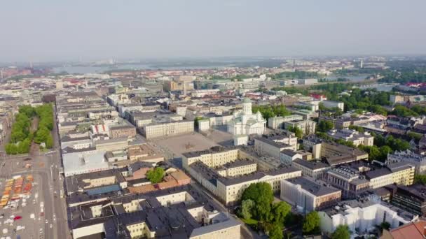 Helsinki, Finlandia. Centro de la ciudad vista aérea. Catedral de Helsinki. Plaza del Senado. Plaza del Mercado. 4K — Vídeo de stock
