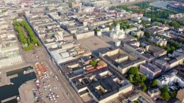 Helsinki, Finlandiya. Şehir merkezinin hava manzarası. Helsinki Katedrali. Senato karesi. Pazar Meydanı. 4K