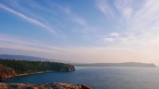 Rússia, Lago Baikal, Ilha Olkhon, Pôr do sol sobre Small Sea Bay. 4K — Vídeo de Stock