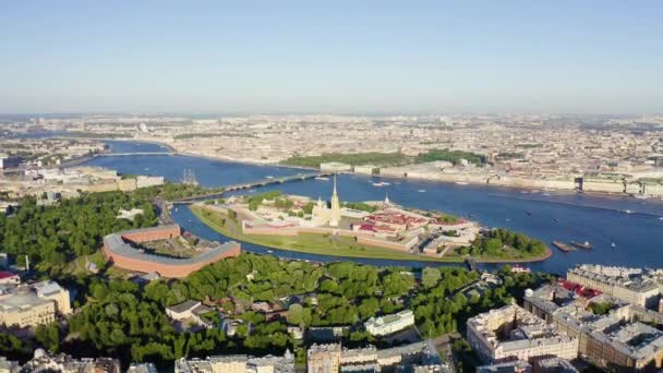 俄罗斯圣彼得堡Saint -Petersburg, Russia.涅瓦河。哈尔岛和阿尔泰里岛的全景航空图。彼得-帕维尔的要塞崔妮蒂大桥瓦西里耶夫斯基岛的吐口水4K — 图库视频影像