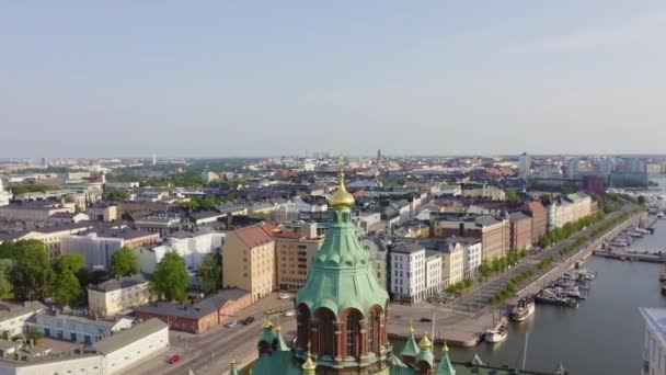 Гельсінкі, Фінляндія. Вигляд з повітря в центрі міста. Собор Успіння. 4K — стокове відео