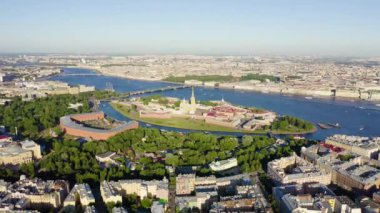 Saint-Petersburg, Rusya. Neva Nehri. Hare Adası ve Artelery Adası 'nın panoramik hava manzarası. Peter-Pavel 'in Kalesi. Üçlemeci Köprüsü. 4K
