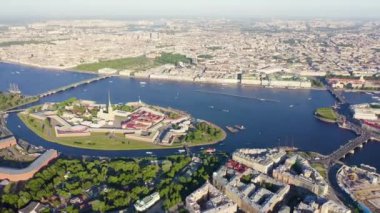 Saint-Petersburg, Rusya. Neva Nehri. Hare Adası ve Artelery Adası 'nın panoramik hava manzarası. Peter-Pavel 'in Kalesi. Üçlemeci Köprüsü. Vasilyevsky Adası 'nın tükürüğü. 4K