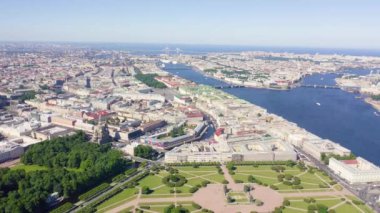 St. Petersburg şehir merkezinin panoramik hava manzarası açık güneşli bir havada, Rusya. 4K