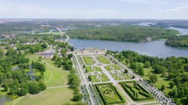 Stockholm, İsveç - 23 Haziran 2019: Drottningholm. Drottningholms Slott. Çin pavyonu, tiyatrosu ve bahçeleri ile iyi korunmuş kraliyet konağı. 4k