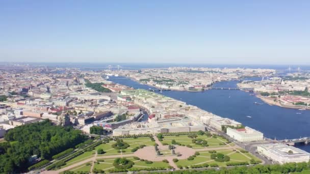 Panorama-Luftaufnahme des Stadtzentrums von St. Petersburg bei klarem, sonnigem Wetter, Russland. 4K — Stockvideo