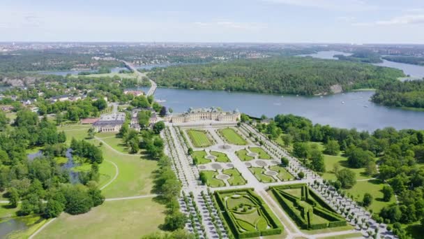 Stockholm, Sverige-23 juni 2019: Drottningholm. Drottningholms slott. Välbevarade kungliga residens med en kinesisk paviljong, teater och trädgårdar. 4K — Stockvideo