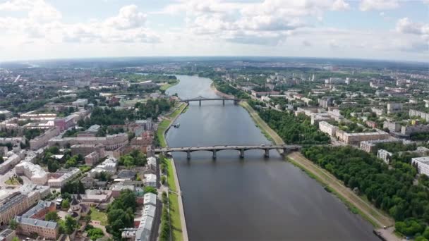 Панорама города Тверь, Россия. Вид с воздуха. Волга, Старый мост. 4K — стоковое видео