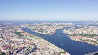 St. Petersburg şehir merkezinin panoramik hava manzarası açık güneşli bir havada, Rusya. 4K
