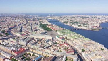 St. Petersburg şehir merkezinin panoramik hava manzarası açık güneşli bir havada, Rusya. 4K