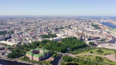 St. Petersburg şehir merkezinin panoramik hava manzarası açık güneşli bir havada, Rusya. 4K