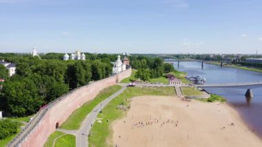 Veliky Novgorod, Rusya. Novgorod Kremlin (Detinets), Volkhov Nehri. Şehrin üzerinde uçuş. 4K