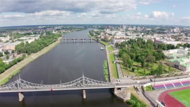 Tver şehrinin panoraması, Rusya. Havadan görünüm. Volga Nehri. 4k
