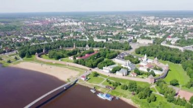 Veliky Novgorod, Rusya. Novgorod Kremlin (Detinets), Volkhov Nehri. Şehrin üzerinde uçuş. 4K