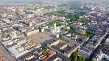 Helsinki, Finlandiya. Şehir merkezinin hava manzarası. Helsinki Katedrali. Senato karesi. 4K