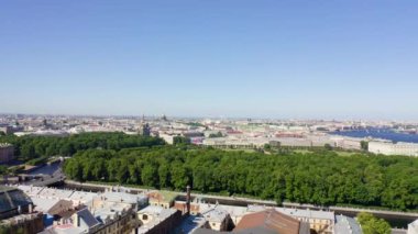 St. Petersburg şehir merkezinin panoramik hava manzarası açık güneşli bir havada, Rusya. 4K