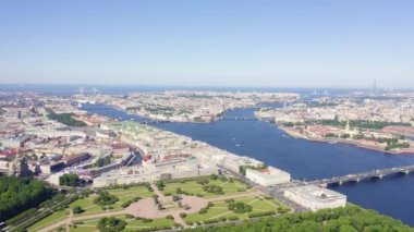 St. Petersburg şehir merkezinin panoramik hava manzarası açık güneşli bir havada, Rusya. 4K
