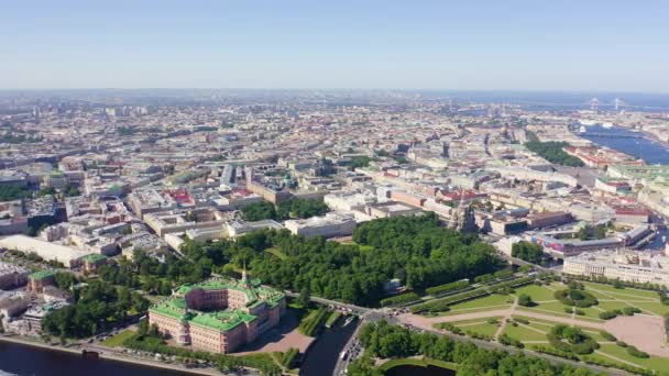 St. Petersburg şehir merkezinin panoramik hava manzarası açık güneşli bir havada, Rusya. 4K — Stok video