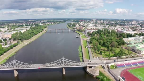 Panorama miasta Twer, Rosja. Widok z lotu ptaka. Rzeka Wołga. 4K — Wideo stockowe