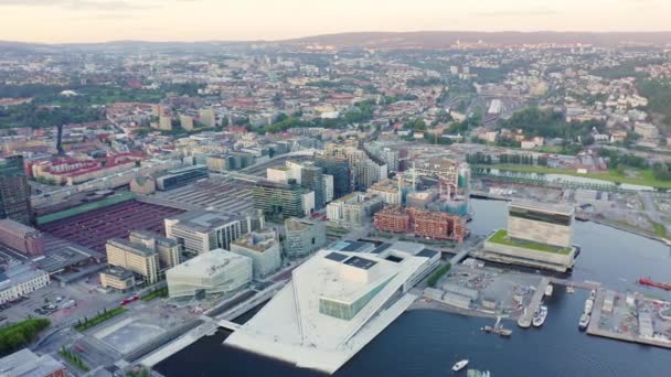 Oslo, Noruega. Ópera de Oslo. Operahuset Oslo. Vista de la ciudad. 4K — Vídeo de stock