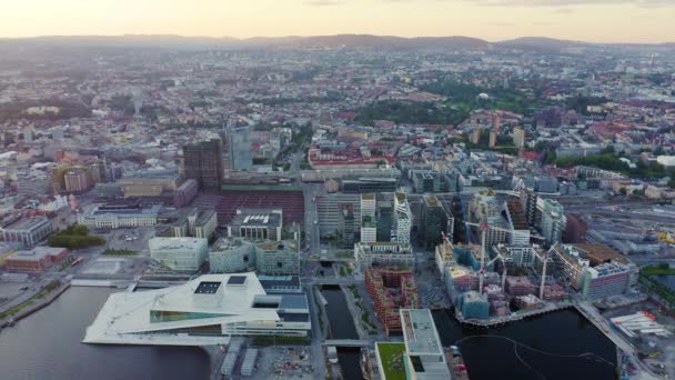 Oslo, Norwegia. Opera w Oslo. Operahuset Oslo. Widok na miasto. Zachód słońca. 4K — Wideo stockowe