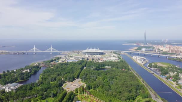 San Pietroburgo, Russia. Gazprom Arena. Diametro occidentale ad alta velocità, centro Lakhta. Il quartier generale del Gazprom. 4K — Video Stock