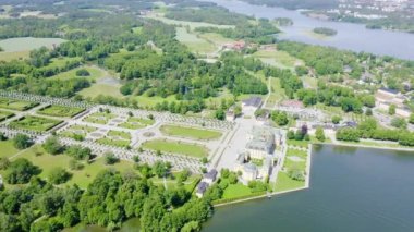 Stockholm, İsveç - 23 Haziran 2019: Drottningholm. Drottningholms Slott. Çin pavyonu, tiyatrosu ve bahçeleri ile iyi korunmuş kraliyet konağı. 4k