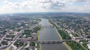 Tver şehrinin panoraması, Rusya. Havadan görünüm. Volga Nehri. 4k