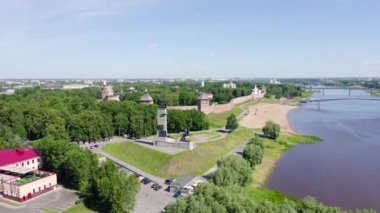 Veliky Novgorod, Rusya. Zafer anıtı. Novgorod Kremlin (Detinets), Volkhov Nehri. 4K